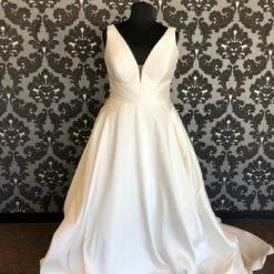 Something Blue Stella York 9240 Wedding Dress Size 20 Crepe Ivory Sleeveless A-line Deep V