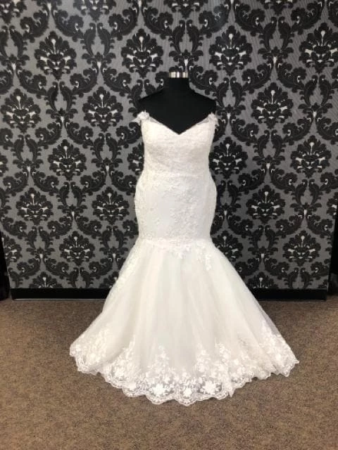 Something Blue Sincerity Bridal 44198 Wedding Dress Lace/Tulle Ivory AS IS HOLE IN BACK DETAIL 3 Something Blue Sincerity Bridal 44198 Wedding Dress Lace/Tulle Ivory AS IS HOLE IN BACK DETAIL