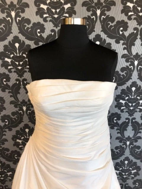Something Blue WEDDING DRESSES Pronovias Semilla Wedding Dress Satin Off White Size 20 Sheath 4 Something Blue WEDDING DRESSES Pronovias Semilla Wedding Dress Satin Off White Size 20 Sheath