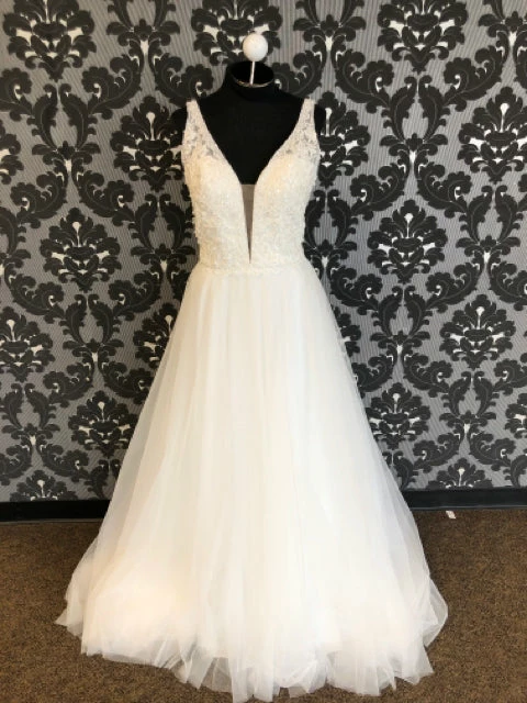 Something Blue Mori Lee 6923 Size 8 Ivory Tulle And Lace Plunging V-neck A-line WEDDING DRESSES 3 Something Blue Mori Lee 6923 Size 8 Ivory Tulle And Lace Plunging V-neck A-line WEDDING DRESSES