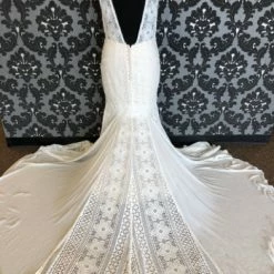 Something Blue Wilderly Bride F181 Size 18 Ivory Lace V-neck Fit & Flare 10 Something Blue Wilderly Bride F181 Size 18 Ivory Lace V-neck Fit & Flare