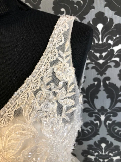 Something Blue Mori Lee 6923 Size 8 Ivory Tulle And Lace Plunging V-neck A-line WEDDING DRESSES 4 Something Blue Mori Lee 6923 Size 8 Ivory Tulle And Lace Plunging V-neck A-line WEDDING DRESSES