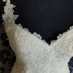 Something Blue Stella York Wedding Dress Size 10 Lace Ivory Spaghetti Sheath Sweetheart