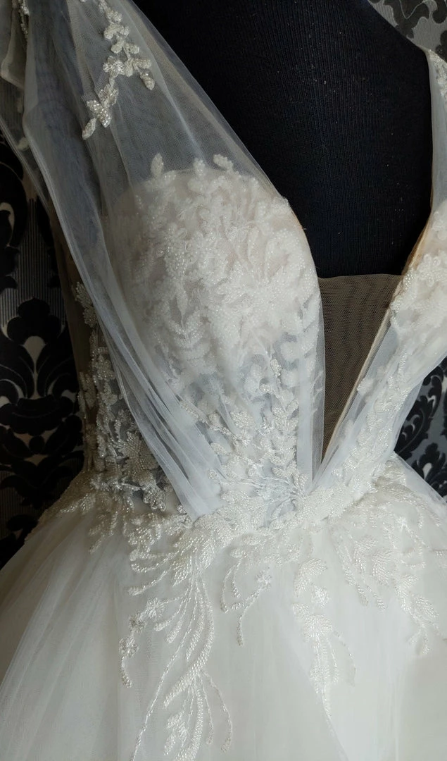 Something Blue CallaBlanche Wedding Dress 121230 Size 12 Tulle/Beads White Sleeveless Deep V 4 Something Blue CallaBlanche Wedding Dress 121230 Size 12 Tulle/Beads White Sleeveless Deep V