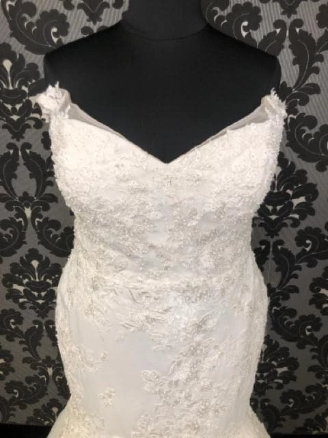 Something Blue Sincerity Bridal 44198 Wedding Dress Lace/Tulle Ivory AS IS HOLE IN BACK DETAIL 4 Something Blue Sincerity Bridal 44198 Wedding Dress Lace/Tulle Ivory AS IS HOLE IN BACK DETAIL