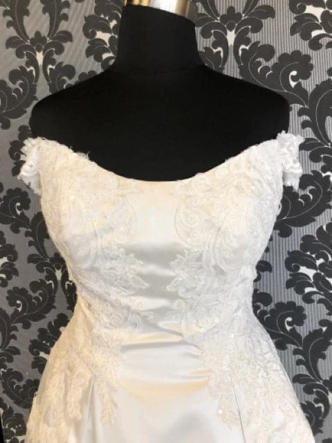Something Blue Allure Bridal Disney" Princess Belle" Size 14 Ivory Off The Shoulder Ballgown WEDDING DRESSES 4 Something Blue Allure Bridal Disney" Princess Belle" Size 14 Ivory Off The Shoulder Ballgown WEDDING DRESSES
