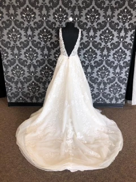 Something Blue Hurley Size 10 IvoryV-Neck Sleeveless A-line Wedding Dress WEDDING DRESSES 6 Something Blue Hurley Size 10 IvoryV-Neck Sleeveless A-line Wedding Dress WEDDING DRESSES