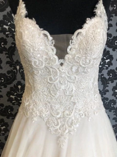 Something Blue Sincerity Bridal 1142 Lace/Tulle Size 14 AS IS RUNS AND HOLES THROUGHOUT WEDDING DRESSES 4 Something Blue Sincerity Bridal 1142 Lace/Tulle Size 14 AS IS RUNS AND HOLES THROUGHOUT WEDDING DRESSES