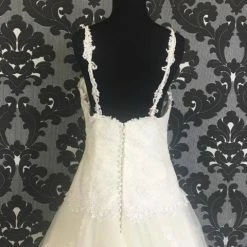 Size 8 Off White Pronovias Lace/Tulle Lace Ballgown Sweetheart WEDDING DRESSES