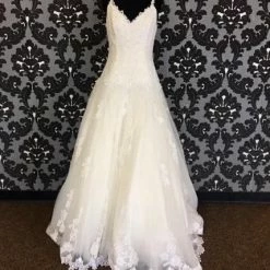 Size 8 Off White Pronovias Lace/Tulle Lace Ballgown Sweetheart WEDDING DRESSES