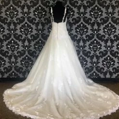 Size 8 Off White Pronovias Lace/Tulle Lace Ballgown Sweetheart WEDDING DRESSES
