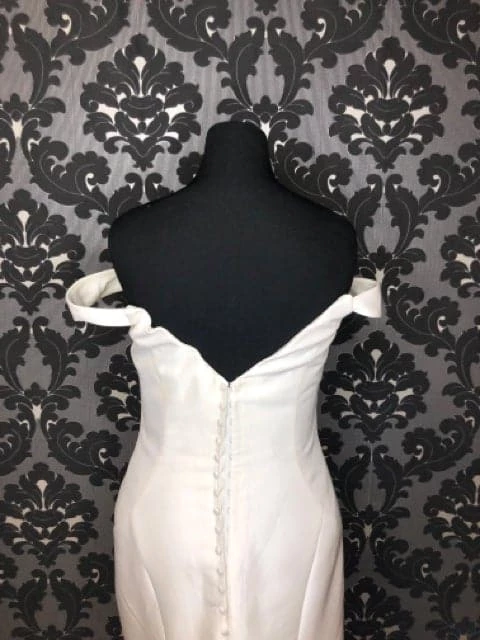 Something Blue Martina Liana 1172ZZ Wedding Dress Bengaline/Horsehair AS IS STAINS THROUGHOUT WEDDING DRESSES 6 Something Blue Martina Liana 1172ZZ Wedding Dress Bengaline/Horsehair AS IS STAINS THROUGHOUT WEDDING DRESSES