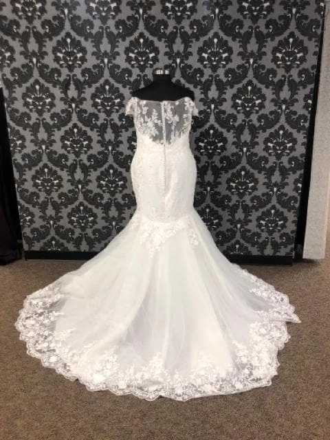 Something Blue Sincerity Bridal 44198 Wedding Dress Lace/Tulle Ivory AS IS HOLE IN BACK DETAIL 7 Something Blue Sincerity Bridal 44198 Wedding Dress Lace/Tulle Ivory AS IS HOLE IN BACK DETAIL