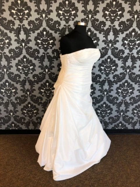 Something Blue WEDDING DRESSES Pronovias Semilla Wedding Dress Satin Off White Size 20 Sheath 5 Something Blue WEDDING DRESSES Pronovias Semilla Wedding Dress Satin Off White Size 20 Sheath