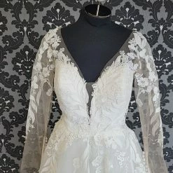 Something Blue WEDDING DRESSES Allure Bridal Disney " Princess 'Pocahontas" Size 12 Ivory DeepV Neckline A-Line