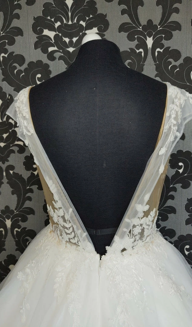 Something Blue CallaBlanche Wedding Dress 121230 Size 12 Tulle/Beads White Sleeveless Deep V 7 Something Blue CallaBlanche Wedding Dress 121230 Size 12 Tulle/Beads White Sleeveless Deep V