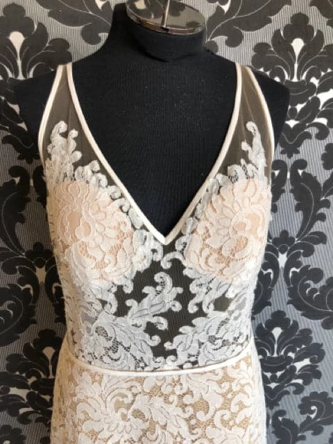 Something Blue Willowby Wedding Dress Lace Ivory/Nude Size 12 Sleeveless Sheath WEDDING DRESSES 4 Something Blue Willowby Wedding Dress Lace Ivory/Nude Size 12 Sleeveless Sheath WEDDING DRESSES