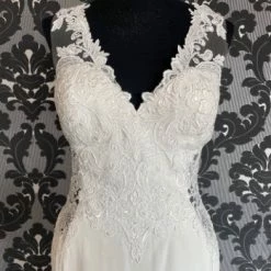 Something Blue Willowby Wedding Dress Lace/ Poly Spandex Ivory Size 6 Sheath