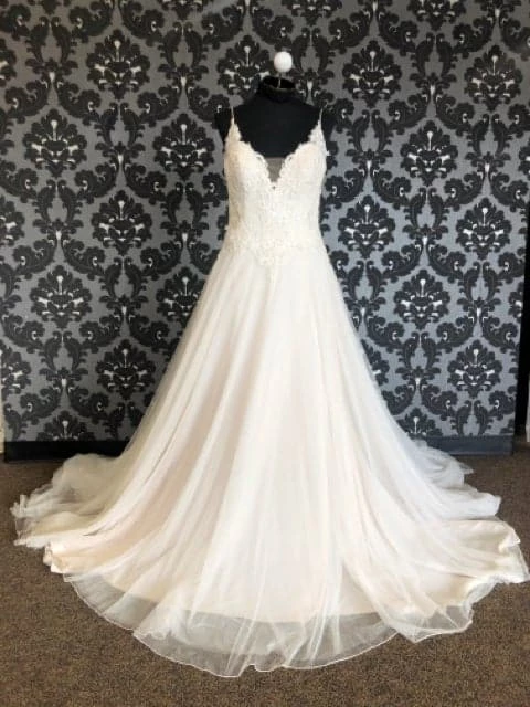 Something Blue Sincerity Bridal 1142 Lace/Tulle Size 14 AS IS RUNS AND HOLES THROUGHOUT WEDDING DRESSES 3 Something Blue Sincerity Bridal 1142 Lace/Tulle Size 14 AS IS RUNS AND HOLES THROUGHOUT WEDDING DRESSES