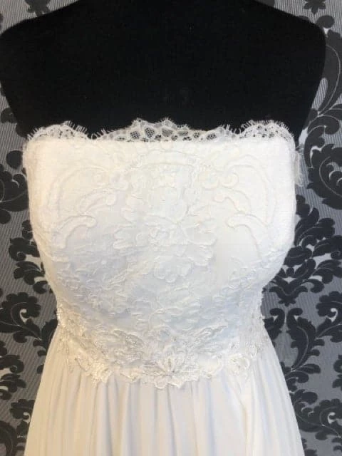 Something Blue Sweetheart 1103 Wedding Dress Lace/Chiffon Ivory Size 6 A-line 4 Something Blue Sweetheart 1103 Wedding Dress Lace/Chiffon Ivory Size 6 A-line