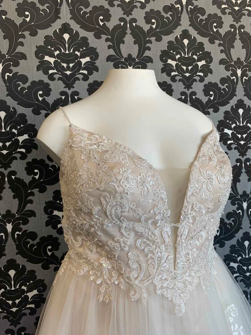 Something Blue WEDDING DRESSES Casablanca BL286 Wedding Dress Size 24 Lace/Tulle Ivory Sleeveless A-line 4 Something Blue WEDDING DRESSES Casablanca BL286 Wedding Dress Size 24 Lace/Tulle Ivory Sleeveless A-line