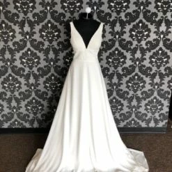 Something Blue WEDDING DRESSES Essense Of Australia Size 14 Ivory Chiffon V-Neck A-Line