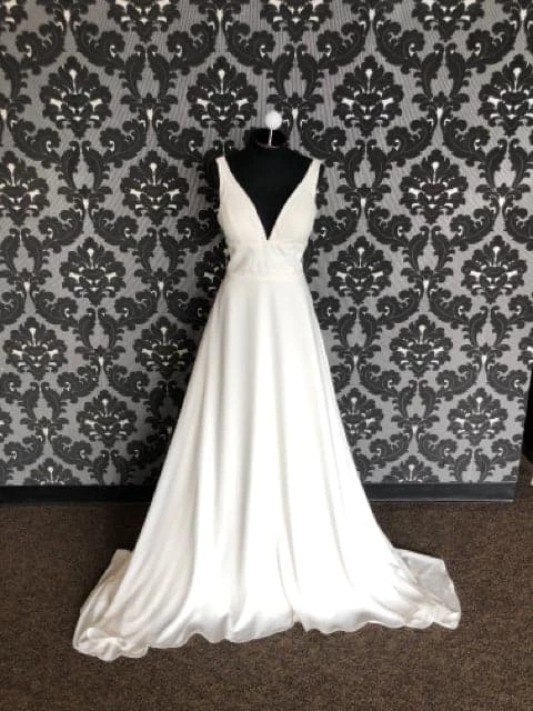 Something Blue WEDDING DRESSES Essense Of Australia Size 14 Ivory Chiffon V-Neck A-Line 3 Something Blue WEDDING DRESSES Essense Of Australia Size 14 Ivory Chiffon V-Neck A-Line