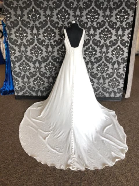 Something Blue WEDDING DRESSES Essense Of Australia Size 14 Ivory Chiffon V-Neck A-Line 7 Something Blue WEDDING DRESSES Essense Of Australia Size 14 Ivory Chiffon V-Neck A-Line