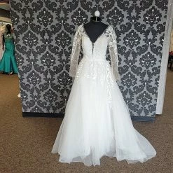 Something Blue WEDDING DRESSES Allure Bridal Disney " Princess 'Pocahontas" Size 12 Ivory DeepV Neckline A-Line