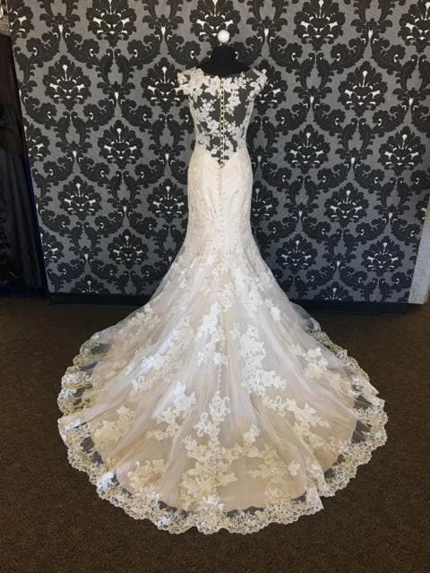 Size 10 Ivory/Nude Allure Bridal Lace Illusion Trumpet WEDDING DRESSES 6 Size 10 Ivory/Nude Allure Bridal Lace Illusion Trumpet WEDDING DRESSES